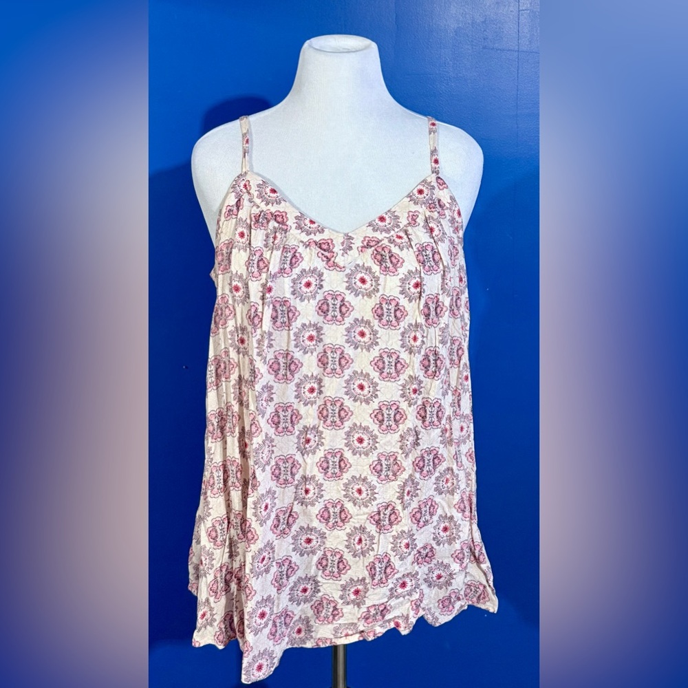 Torrid V-neck sleeveless blouse in pink with a floral or medallion print Size-2